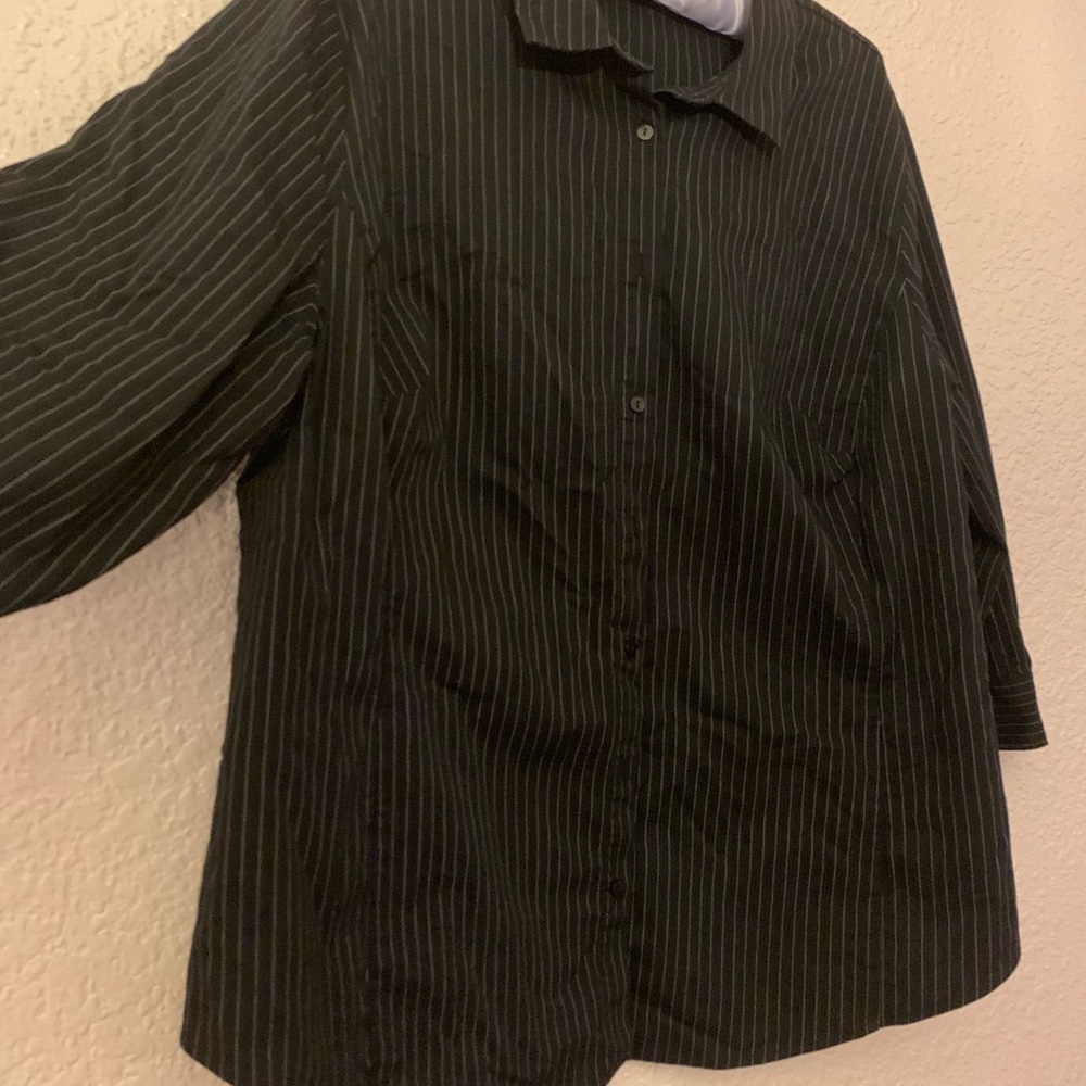 ~💞3/$20💞~ Black with white pinstripe button down